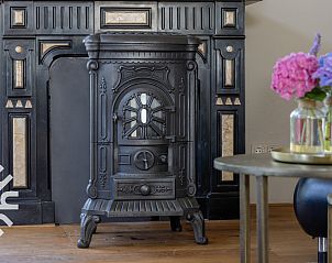 Detail van decoratie in FR411 vakantiehuis, Oudeschoot, met lokale brochures.