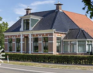 Stijlvolle badkamer in FR411 vakantiehuis, Oudeschoot, met glazen wand.