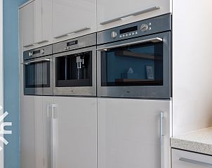 Comfortabele slaapkamer met tweepersoonsbed in FR411 vakantiehuis, Oudeschoot.