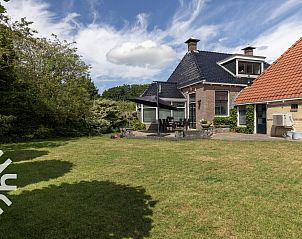 Luchtfoto van FR411 vakantiehuis in Oudeschoot, omgeven door weilanden.