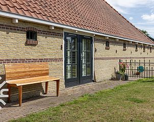 Gezellige woonkamer in FR411 vakantiehuis, Oudeschoot, met ruime zithoek.