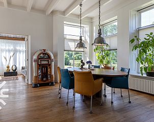 Stijlvol ingerichte toiletruimte in FR411 vakantiehuis, Oudeschoot.