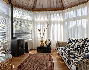 Slaapkamer met twee bedden en dakraam in FR411 vakantiehuis, Oudeschoot.