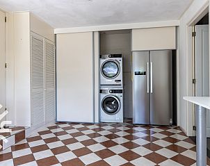 Moderne douche in badkamer van FR411 vakantiehuis, Oudeschoot, met glazen deur.