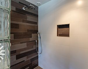 Terras met tuinmeubilair in FR411 vakantiehuis, Oudeschoot, ideaal voor buiten dineren.