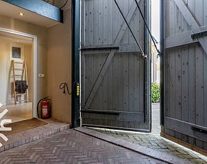 Historisch detail van FR411 vakantiehuis, Oudeschoot, met gevelsteen uit 1908.