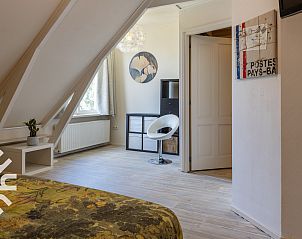 Stijlvolle woonkamer met open haard in FR411 vakantiehuis, Oudeschoot.