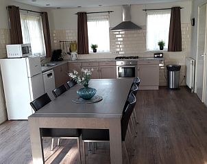 Volledig uitgeruste keuken van Vakantiehuis Bargereed 4 Tzummarum, perfect voor koken op het Friese platteland.