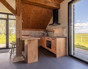 Open keuken in Vakantiehuis in Klooster Lidlum met landelijke charme en uitzicht op Klooster-Lidlum, Friesland.
