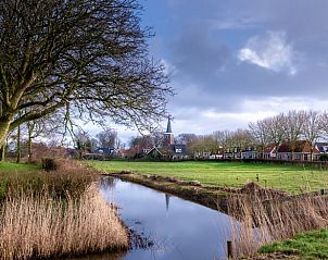 Rustiek dorpje nabij Vakantiehuis in Klooster Lidlum met water en bomen, Klooster-Lidlum, Friesland.