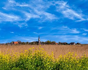 Uitzicht op het dorp met kerktoren nabij Vakantiehuis in Klooster Lidlum, Klooster-Lidlum, Friesland.
