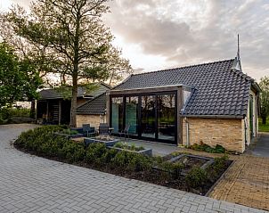 Vakantiehuis in Klooster Lidlum met avondlicht en terras, Klooster-Lidlum, Friesland.