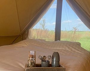 Comfortabel bed in Vakantiehuis in Britswert, gelegen in het rustige Friese platteland.