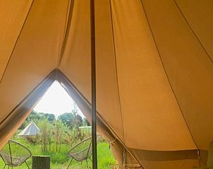 Gezellige binnenruimte van een safaritent in Vakantiehuis in Britswert, Friesland.