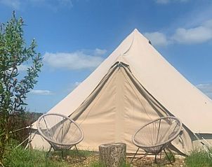 Relaxstoelen buiten een tent in Vakantiehuis in Britswert, met uitzicht op het Friese platteland.