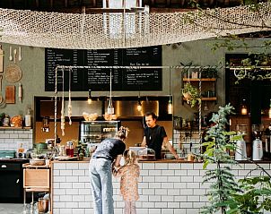 Cafetaria in Vakantiehuis in Britswert, met menu en vriendelijke bediening.