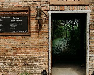 Historische ingang met menukaart bij Vakantiehuis in Britswert, Friesland.