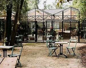 Buitenruimte met tafels bij Vakantiehuis in Britswert, ideaal voor ontspanning.