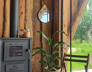 Houtkachel en zitruimte in Huisje in Britswert, vakantieaccommodatie in Friesland.