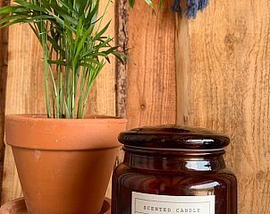 Gezellige hoek met kaarsen in Huisje in Britswert, Friese vakantiewoning.