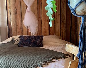 Slaapkamer met houten wanden in Huisje in Britswert, vakantiehuis Friesland.