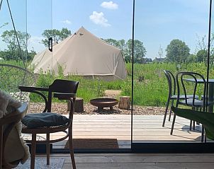 Uitzicht op tent vanuit Huisje in Britswert, vakantiewoning op het Friese platteland.