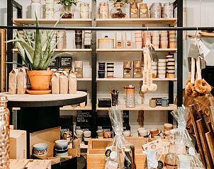 Lokale producten in winkel bij Huisje in Britswert, vakantiehuis Friesland.