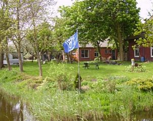 Rustige tuin bij De Slypstien Wjelsryp boerderijcamping, vakantiehuis in Friesland.