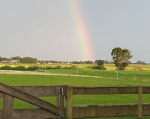 Adembenemende regenboog boven de velden rondom Vakantiehuis in Wjelsryp, Friesland.