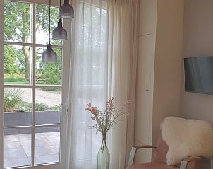 Lichte woonkamer met moderne inrichting in Vakantiehuis in Wjelsryp, Friesland.