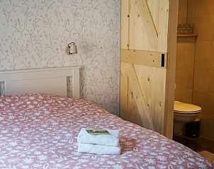 Slaapkamer met ensuite badkamer in Vakantiehuis in Wjelsryp, Friesland.