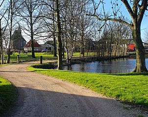 Pittoresk pad langs het water bij Vakantiehuis in Wjelsryp, Het Friese platteland.