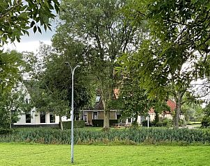 Omringende natuur bij Vakantiehuis in Wjelsryp, Friesland met weelderige bomen.
