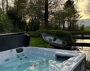 Ontspan in de jacuzzi bij Huisje in Olterterp, geniet van de rust in Friesland.