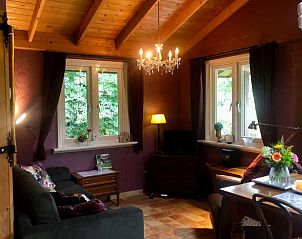 Gezellige woonkamer van Huisje in Olterterp, vakantiehuis op het Friese platteland.