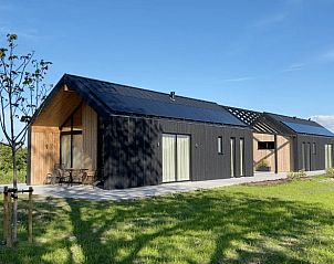 Zonnige buitenkant van Huisje in Slappeterp, vakantiehuis op het Friese platteland.