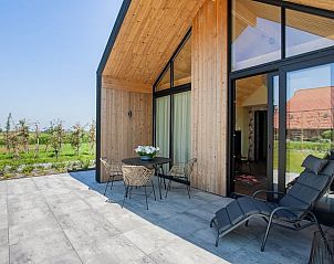 Veranda met zitgelegenheid in Huisje in Slappeterp, vakantiehuis op het Friese platteland.