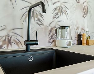 Stijlvolle kraan in keuken van Huisje in Slappeterp, vakantiehuis in Slappeterp, Friesland.