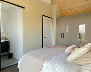 Moderne slaapkamerinrichting in Huisje in Slappeterp, vakantiehuis in Slappeterp, Friesland.