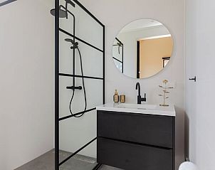 Stijlvolle badkamer in Huisje in Slappeterp, vakantiehuis in Slappeterp, Friesland.