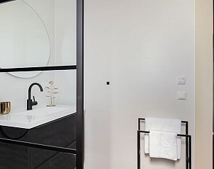 Elegante badkamerdetails in Huisje in Slappeterp, vakantiehuis in Slappeterp, Friesland.