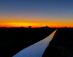 Adembenemende zonsondergang gezien vanuit Vakantiehuis in Slappeterp, Friesland.