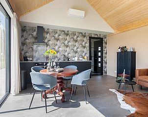 Moderne keuken in Vakantiehuis in Slappeterp, ideaal voor een ontspannen verblijf in Friesland.