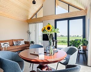 Gezellige eetkamer in Vakantiehuis in Slappeterp met uitzicht op het Friese platteland.