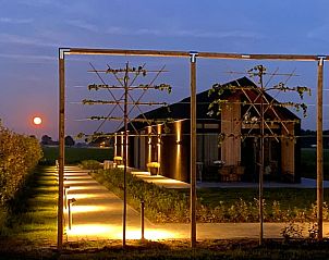 Verlicht pad naar Vakantiehuis in Slappeterp, Friesland bij zonsondergang.