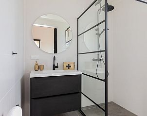 Stijlvolle badkamer in Vakantiehuis in Slappeterp met moderne voorzieningen.