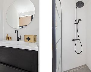 Moderne douche en wastafel in Vakantiehuis in Slappeterp, Friesland.