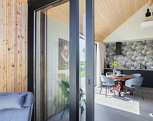 Binnenzicht van Vakantiehuis in Slappeterp, met moderne keuken en eetruimte.