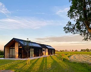 Vakantiehuis in Slappeterp, Friesland bij zonsondergang met prachtig landschap.