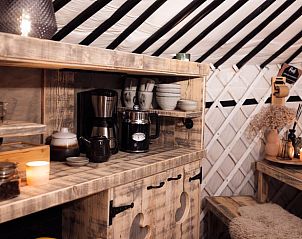 Moderne keuken met koffiezetapparaat in Vakantiehuis in Parrega, Friesland.